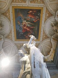 stropný obraz nad sochou od Piera Angelettiho, ktorý vznikol pri prestavbe paláca