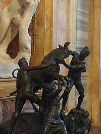 jedna z menších sôch