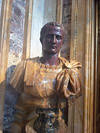 socha rímskeho cisára z rôznych druhov mramoru