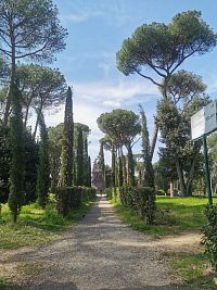 chodník vedúci k pamätníku