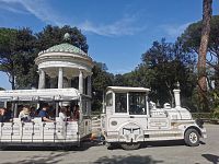 parkom sa môžete previesť aj vláčikom