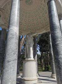 socha v altánku na námestí Canestre