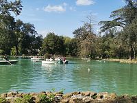 člnkovanie na jazierku pripomenulo mama člnkovanie na jazierku v Trenčianskych Tepliciach, teraz možnosť požičať si lodičku tu už nie je