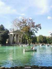 jazierko s chrámom so sochou Asklépia ( boh liečiteľstva)  z 18.storočia