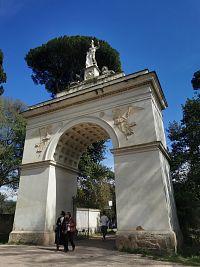 oblúk Settimia Severa z roku 1827, jeden z desiatich vstupov do parku, záhrady Villa Borghese