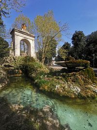 kamene potiahnuté machom