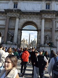 4 stĺpy pri hlavnom vchode boli zreciklované zo starej Baziliky sv. Petra