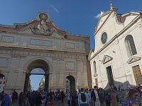 vnútorná čťasť brány a kostol Santa Maria del Popolo