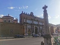 vonkajšia časť brány a Aureliánske hradby