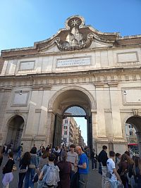 vnútorná časť brány navrhnutá sochárom Berninim