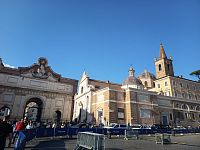 vnútorná časť brány a kostol Santa Maria del Popolo