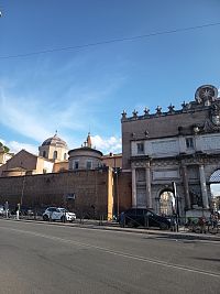 hradby a brána Porta del Popolo