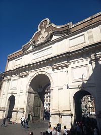 Berniniho brána z roku 1655, kedy pápež čakal príchod abdikovanej švédskej kráľovny Kristíny