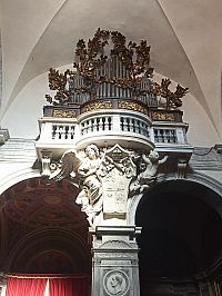 podobne navrhol aj miesto pre organ nad kaplnkami, vyzdobil ho žiak A. Raggi