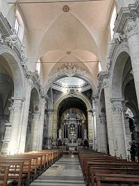 pohľad na hlavný oltár