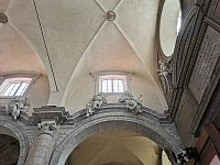 rozetové okno aj svätine navrhol Bernini, robili ich jeho žiaci