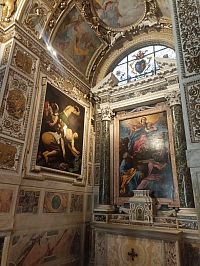 oltárny obraz Nanebovzatie Panny Márie od Annibala Carracciho a bočný obraz Ukrižovanie sv. Petra