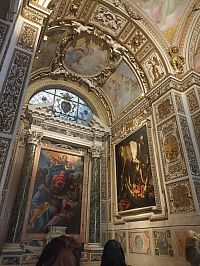 oltárny obraz Nanebovzatie Panny Márie od Annibala Carracciho a bočný obraz Obrátenie sv. Pavla