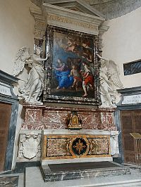 oltár s obrazom Svätej rodiny v jednej z kaplniek s dvoma anjelmi, ktoré tiež navrhol Bernini