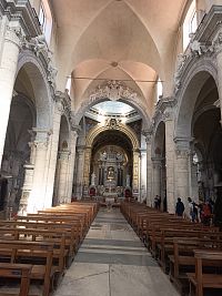 pohľad na hlavný oltár s ikonou Madonna del Popolo z 13. storočia, ktorú venoval v roku 1231 pápež Gregor IX.