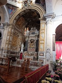 hlavný oltár navrhol tiež Bernini