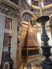 vľavo časť sochy Daniel v jame levovej od Berniniho