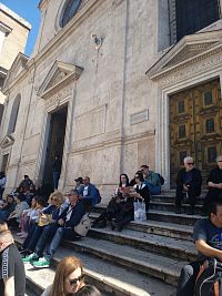 unavení návštevníci pred bazilikou Santa Maria del Popolo