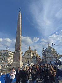 pohľad na egypský obelisk z roku 10 a kostoly "dvojičky"