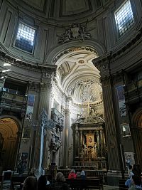 pohľad na hlavný oltár s oltárnym obrazom