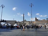 námestie Piazza del Popolo s množstvom ľudí