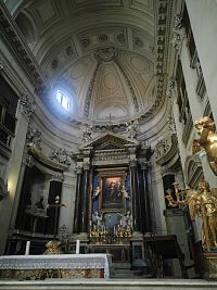 pohľad na hlavný oltár s oltárnym obrazom Panna Mária s dieťaťom