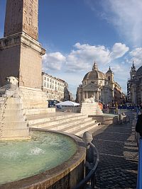 v rokoch 1815-1824 bola pristavaná k obelisku fontána so štyrmi levami