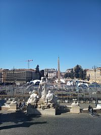pohľad na námestoe Piazza del Popolo cez fontánu bohyne Ríma (Fontana della Dea di Romana)