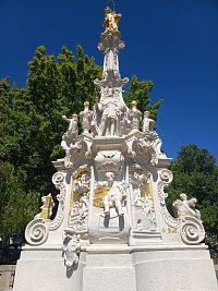 anjel s domom, jedným s marianskych symbolov