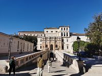 palác z druhej strany