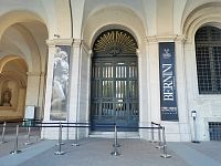 upútavka na výstavu bola aj pri vstupe do paláca