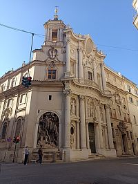 na rohu kostola jedna z fontán