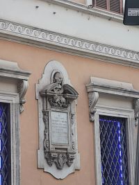 nástenná tabuľa oznamujúca že v tomto dome žil Bernini