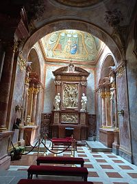 vľavo je SPODNÝ KOSTOL (1621-1642)