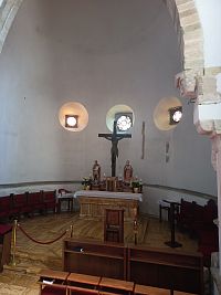 vpravo sa nachádza najstaršia časť - ROMÁNSKA KAPLNKA (11.-12.st.)