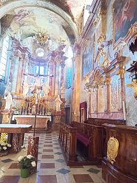 pohľad na hlavný oltár a drevený kríž s ukrižovaným Ježišom Kristom od Jozefa Pospíšila