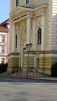 vchod do divadla so stĺopmi a tympanonom