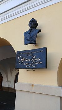pamätná tabuľa s bustou generákla Laudona