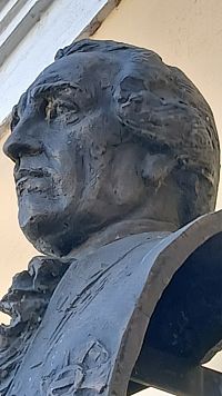 detail busty