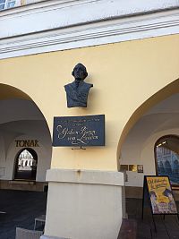 busta a pamätná tabuľa na Dome u Laudona