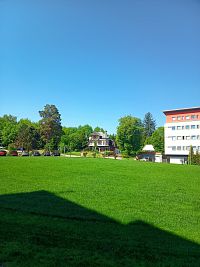 pohľad na "Paľovu búdu" v zeleni od budov Žilinskej univerzity