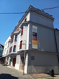 v dolnej časti dve šedé pamätné dosky z roku 1997
