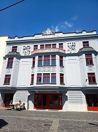 pohľad na čelo budovy s obnoveným nápisom GRAND BIO UNIVERSUM