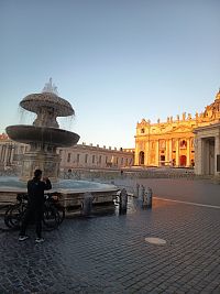 fontána na Piazza Sant Pietra