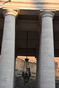 obrovské stĺpy s lampášom